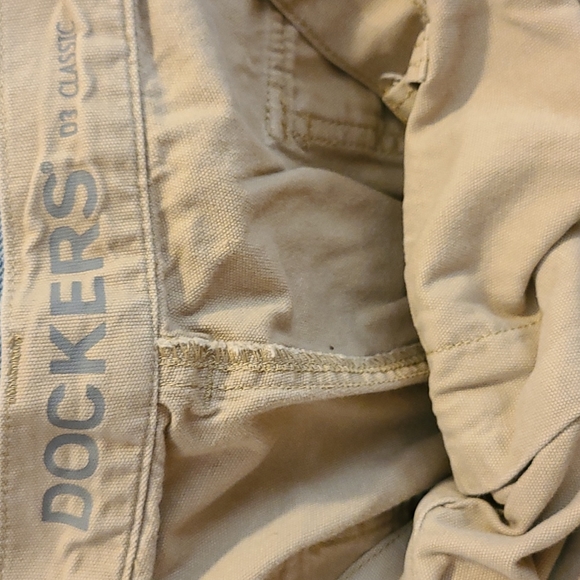 Men's Dockers  D3 Classic Khaki Pants. Size 42X30 - Picture 3 of 4